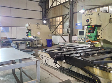 自主研發(fā)重型沖壓設備。